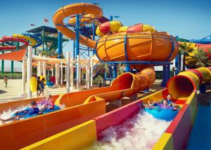 China Large Water Theme Park Equipment Fiberglass Slide Galvanized Carbon Steel Columns on sale