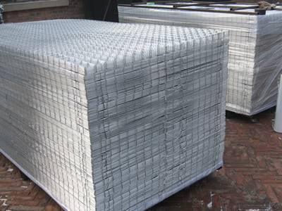 HGW-06: Hot-Dipped galvanized welded mesh panels/sheets in plastic film package