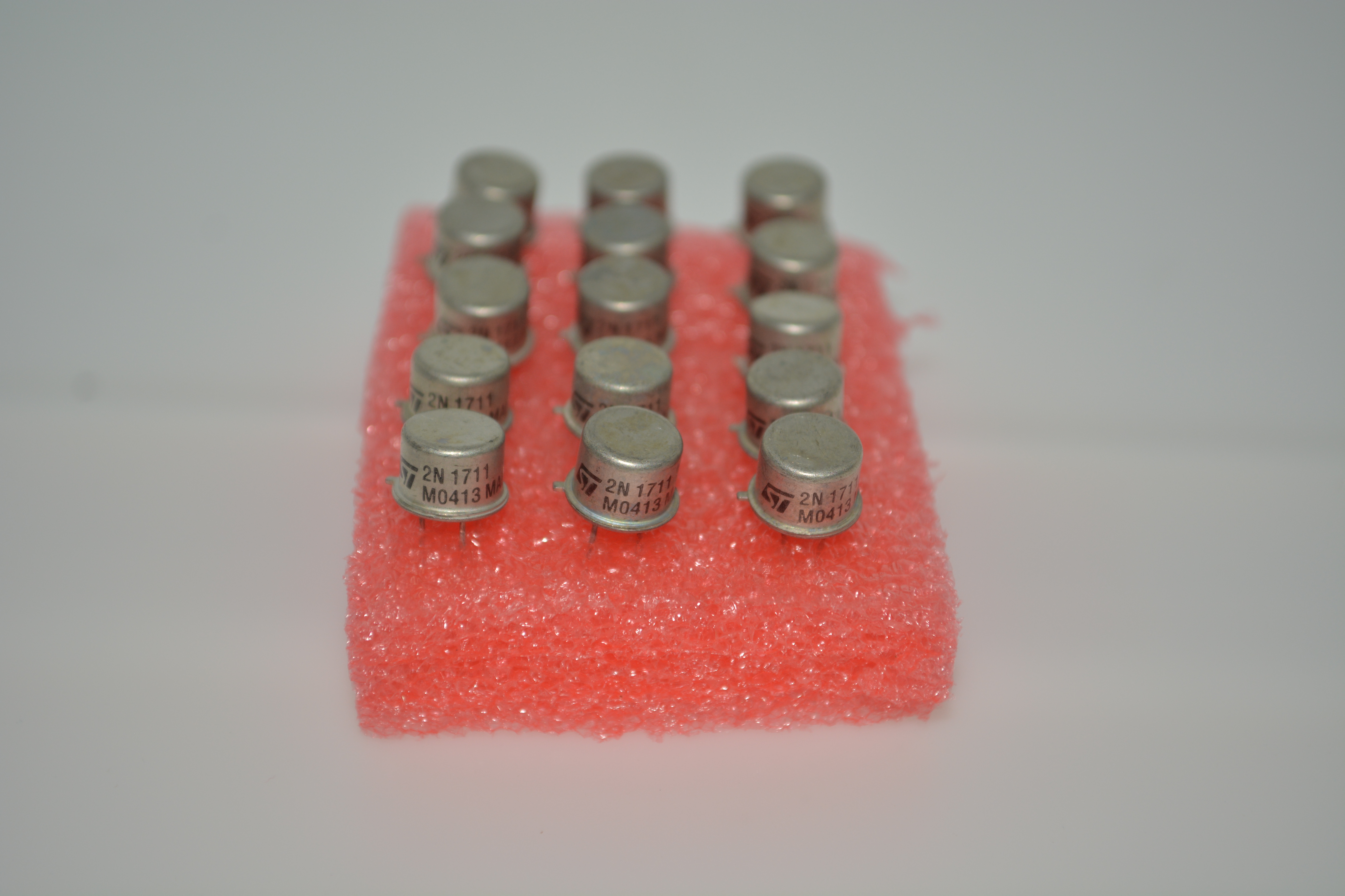 2N1711 NPN Transistor 50V/600mA 100MHz Frequency Low Saturation Voltage High Beta TO-39 Metal Package Industrial Temperature Range Reliable Switching
