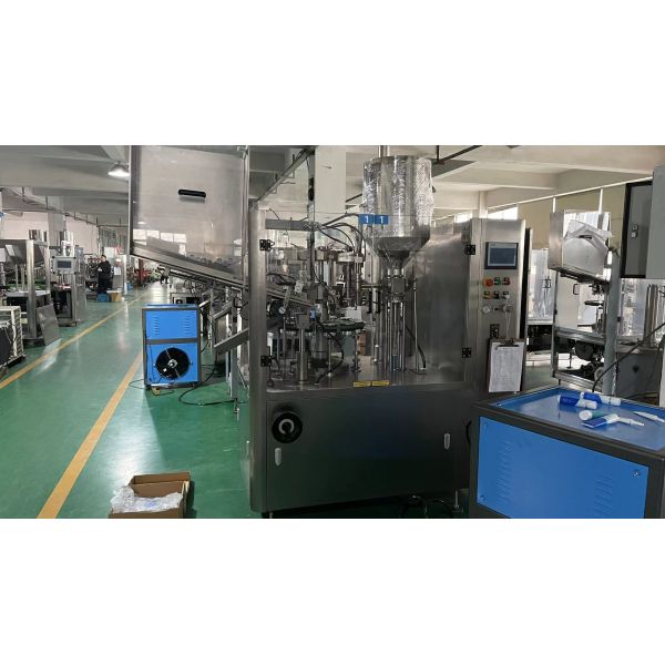 High stability automatic tube filling and sealing machine in operation