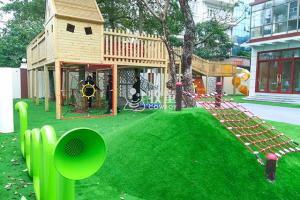 Kindergarten wooden tree house outdoor playground equipment with climbing net