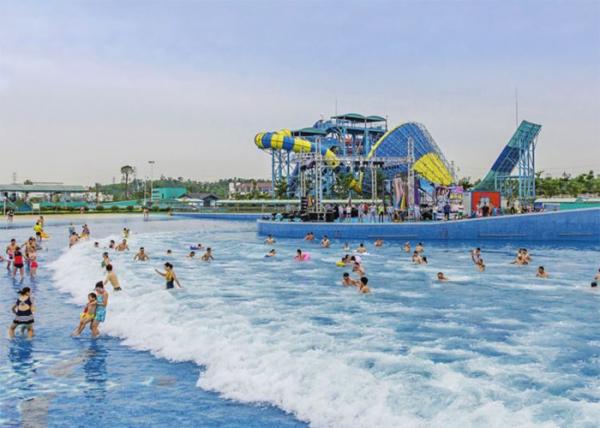 Pneumatic Water Park Wave Pool 0.9-1.5 Wave Height With Artificial Sandy Beach