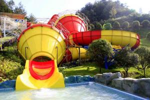 China Funny Outdoor Park Water Slide Fiberglass Tantrum Valley For 480 Riders Per Hour on sale