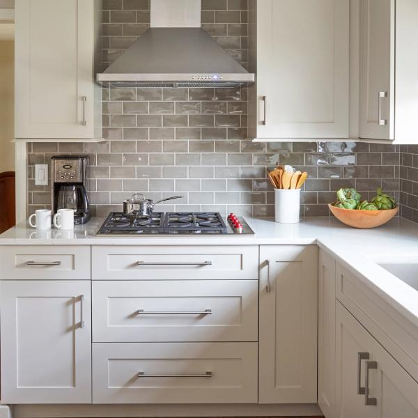 U Shaped White Shaker Lacquer Kitchen Cabinet With Corner Pantry Wall Mounted