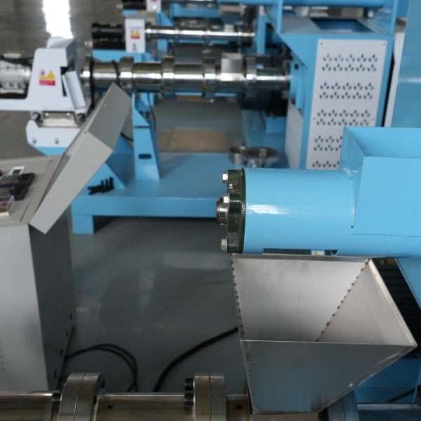 Dustproof Fish Feed Pellet Machine Processing 250kg/ H 18.5kw Snack Puff Maker
