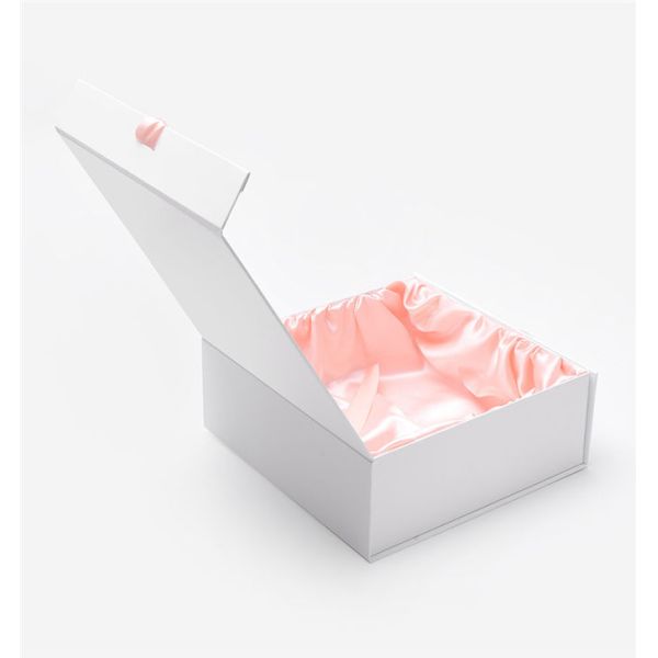 White Collapsible 2mm Cardboard Rigid Gift Boxes With Ribbon Closure