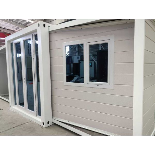 Polyurethane Foam Insulation and Aluminum Alloy Sliding Window in Expandable Container House for Temporary or Permanent Housing